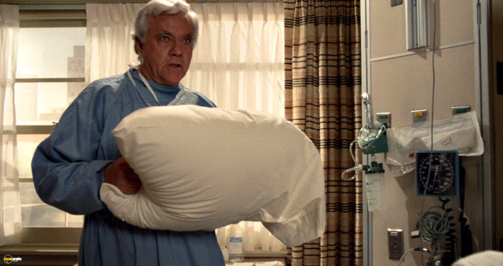 A still #56 from The Naked Gun: From the Files of Police Squad! (1988)