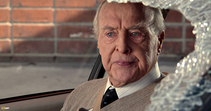 A still #8 from The Naked Gun: From the Files of Police Squad! (1988)