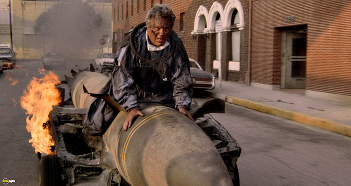 A still #68 from The Naked Gun: From the Files of Police Squad! (1988)