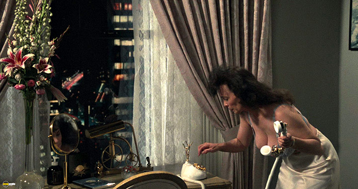 A still #67 from The Naked Gun: From the Files of Police Squad! (1988)