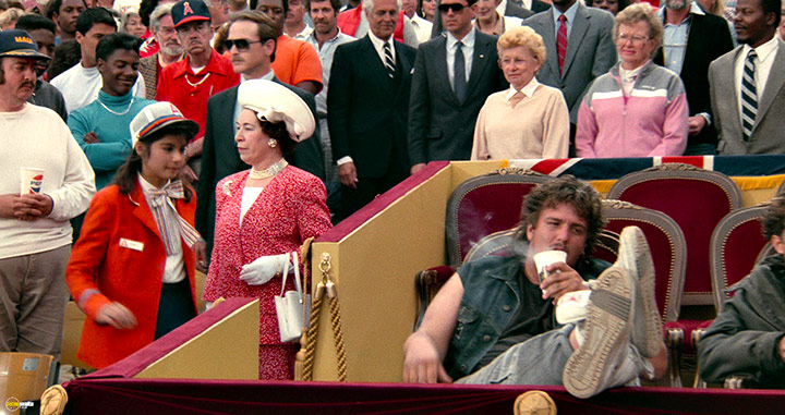 A still #32 from The Naked Gun: From the Files of Police Squad! (1988)