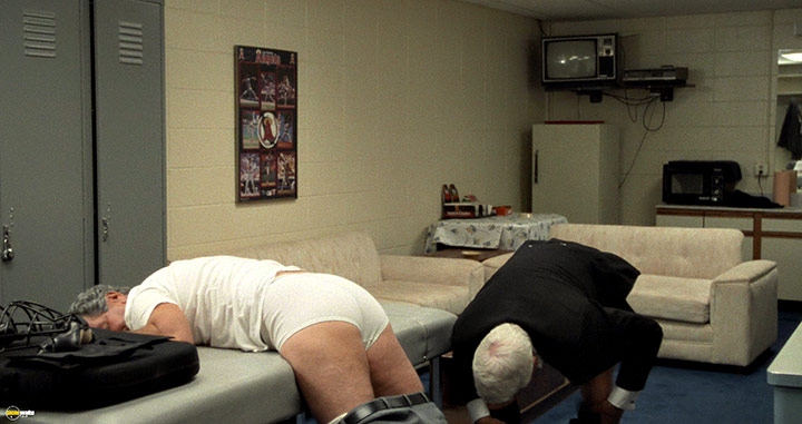 A still #74 from The Naked Gun: From the Files of Police Squad! (1988)