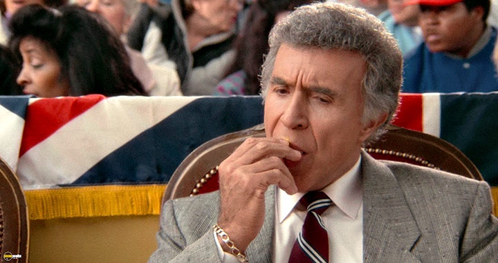 A still #44 from The Naked Gun: From the Files of Police Squad! (1988)