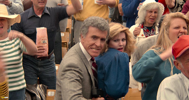 A still #21 from The Naked Gun: From the Files of Police Squad! (1988)