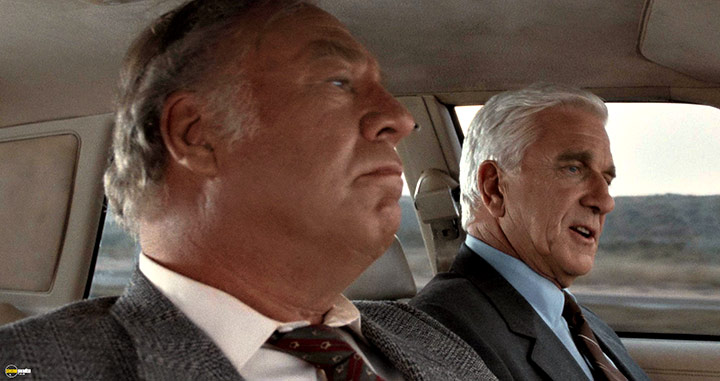 A still #18 from The Naked Gun: From the Files of Police Squad! (1988)