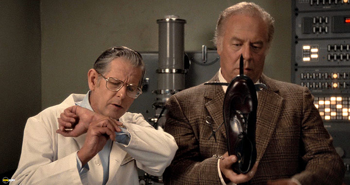 A still #27 from The Naked Gun: From the Files of Police Squad! (1988)