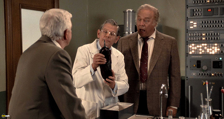 A still #24 from The Naked Gun: From the Files of Police Squad! (1988)