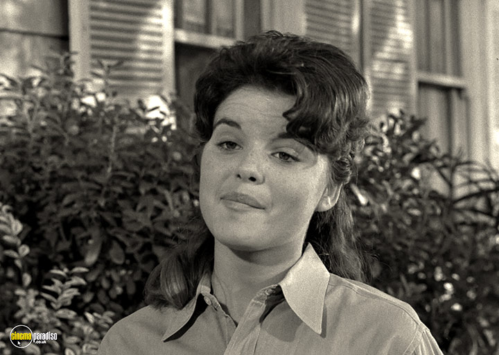 A still #25 from The Twilight Zone: Series 4 (1963)