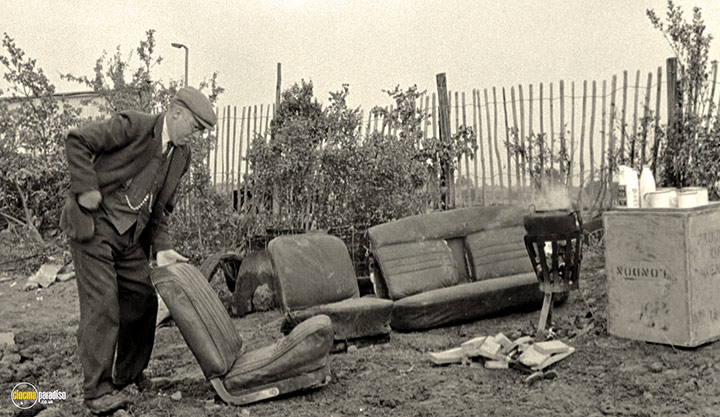 A still #57 from Ronnie Barker: A Home of Your Own (1964)