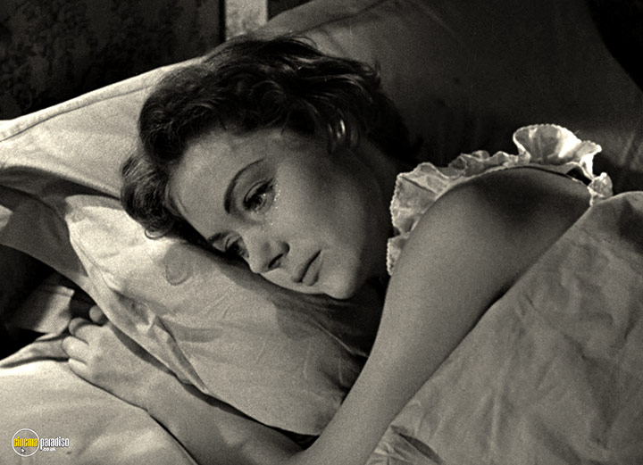 A still #8 from Pool of London (1951)