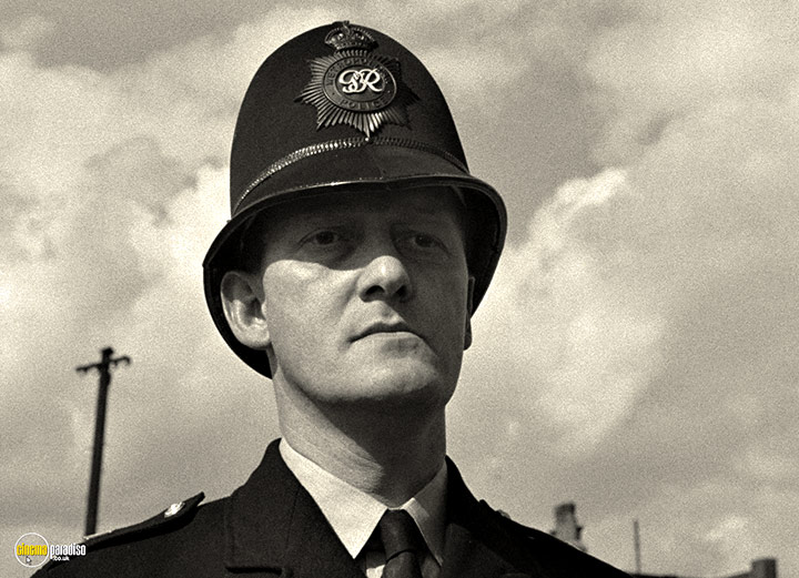 A still #9 from Pool of London (1951)