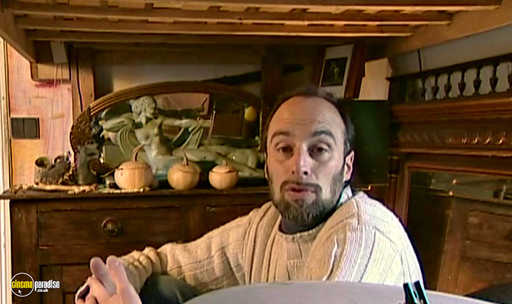 A still #32 from The Gleaners and I (2000)