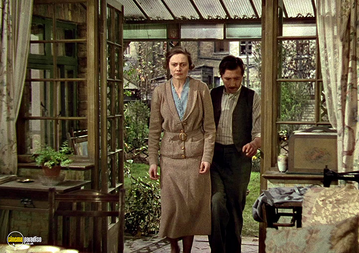 A still #59 from This Happy Breed (1944)