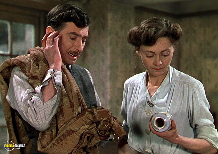 A still #68 from This Happy Breed (1944)