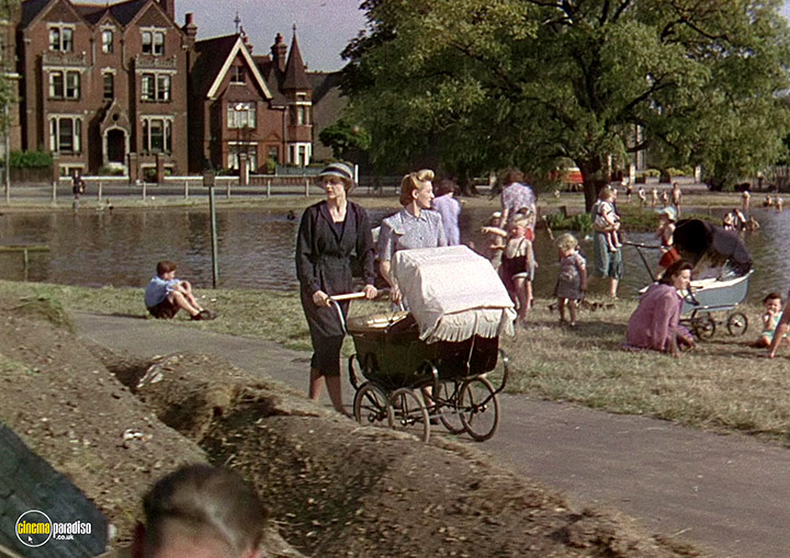 A still #87 from This Happy Breed (1944)