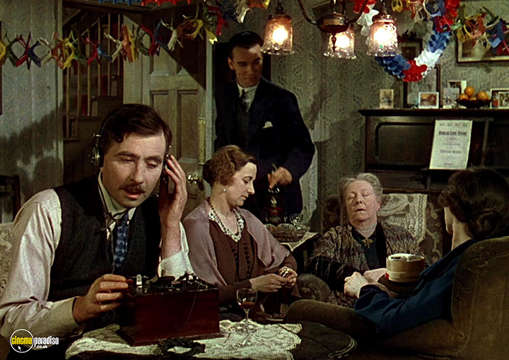 A still #90 from This Happy Breed (1944)