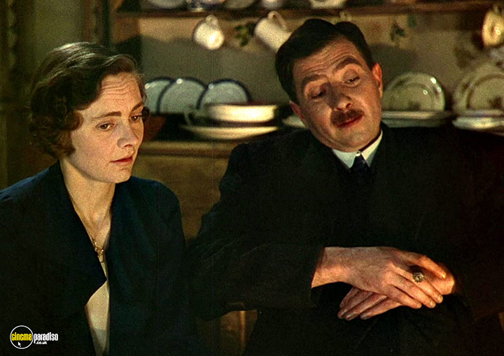 A still #88 from This Happy Breed (1944)