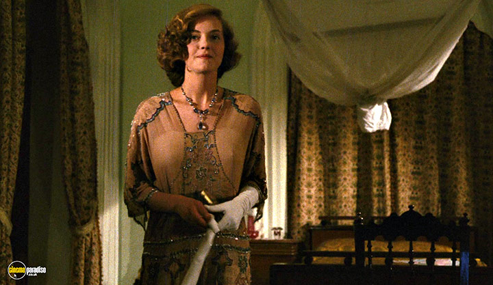 A still #114 from Heat and Dust (1983)
