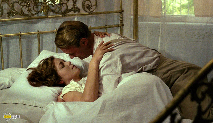 A still #112 from Heat and Dust (1983)