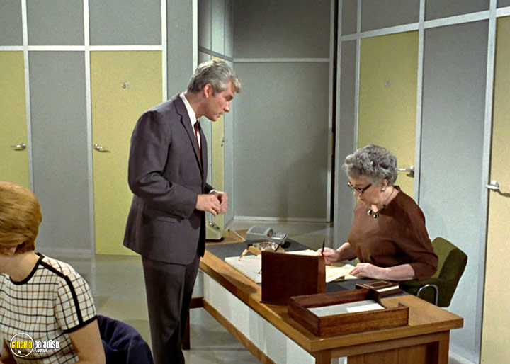 A still #25 from Man in a Suitcase: Series (1968)