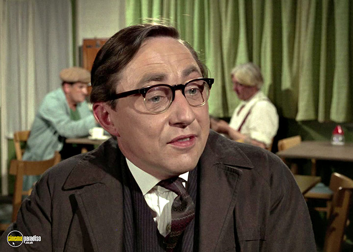 A still #5 from Man in a Suitcase: Series (1968)