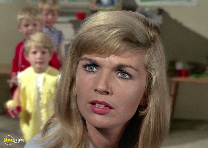 A still #35 from Man in a Suitcase: Series (1968)