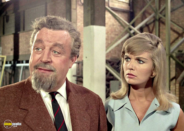 A still #40 from Man in a Suitcase: Series (1968)