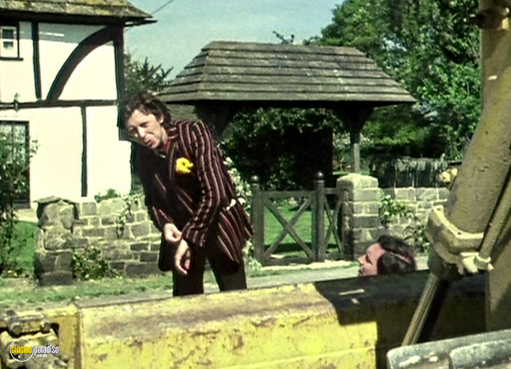 A still #76 from The Hitchhiker's Guide to the Galaxy: Series (1981)