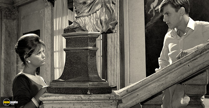 A still #12 from Girl with a Suitcase (1961)