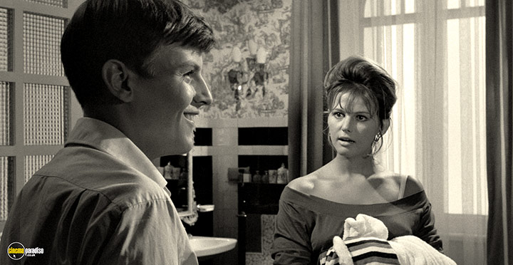 A still #14 from Girl with a Suitcase (1961)