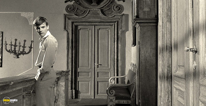 A still #15 from Girl with a Suitcase (1961)