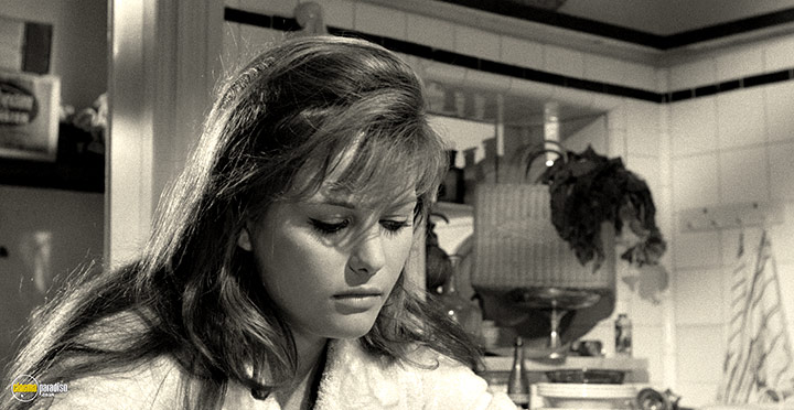 A still #18 from Girl with a Suitcase (1961)