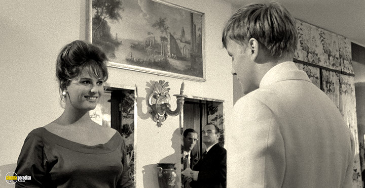 A still #20 from Girl with a Suitcase (1961)