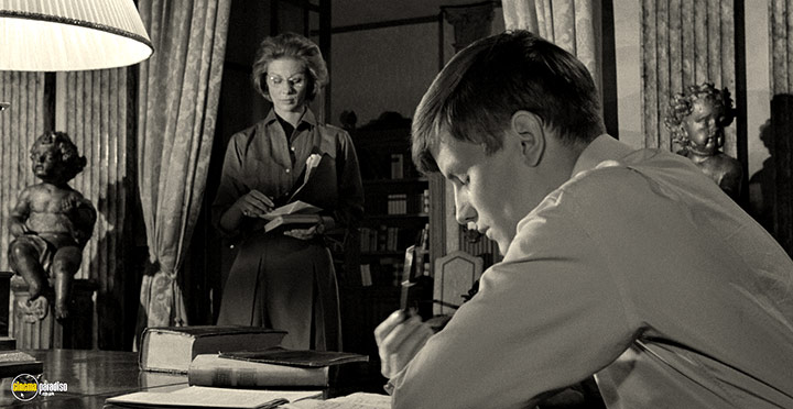 A still #21 from Girl with a Suitcase (1961)