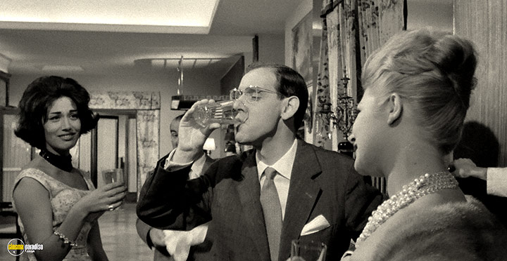 A still #25 from Girl with a Suitcase (1961)