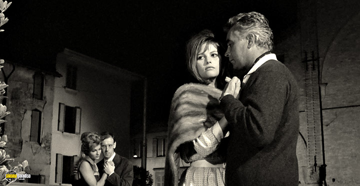 A still #28 from Girl with a Suitcase (1961)