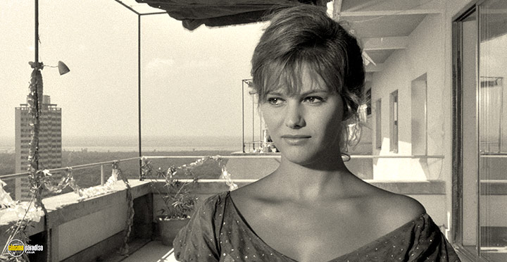 A still #1 from Girl with a Suitcase (1961)