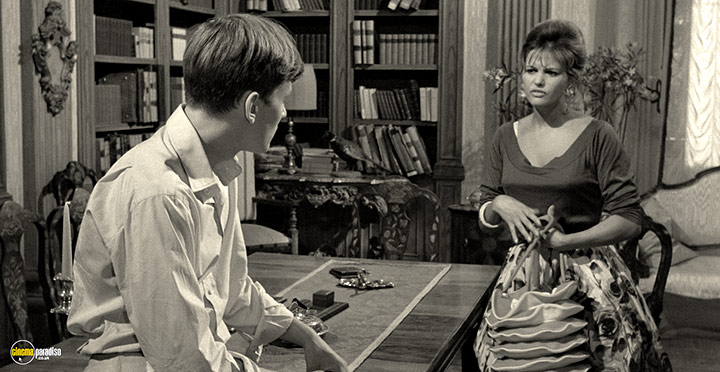A still #87 from Girl with a Suitcase (1961)