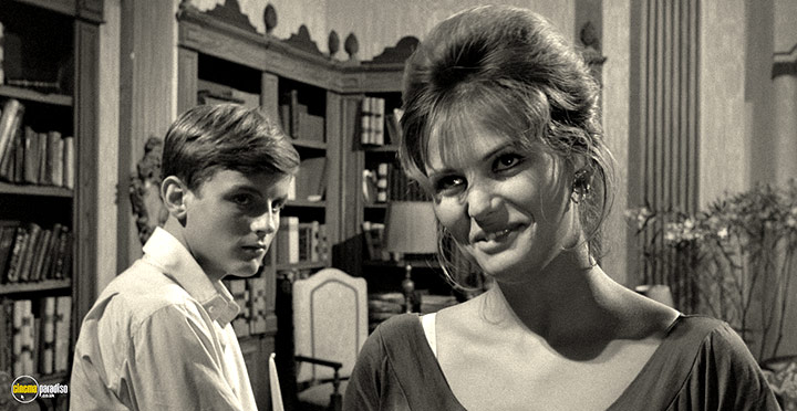 A still #89 from Girl with a Suitcase (1961)