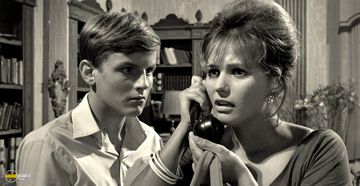 A still #9 from Girl with a Suitcase (1961)