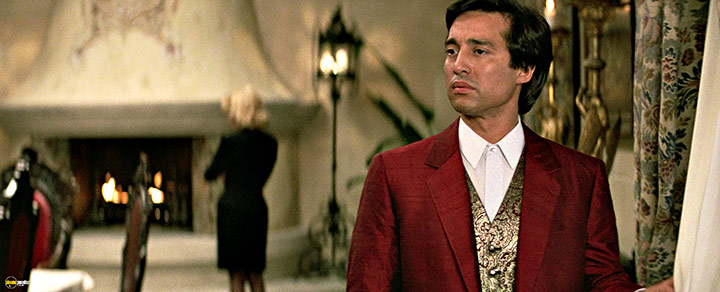 A still #37 from Crocodile Dundee II (1988)