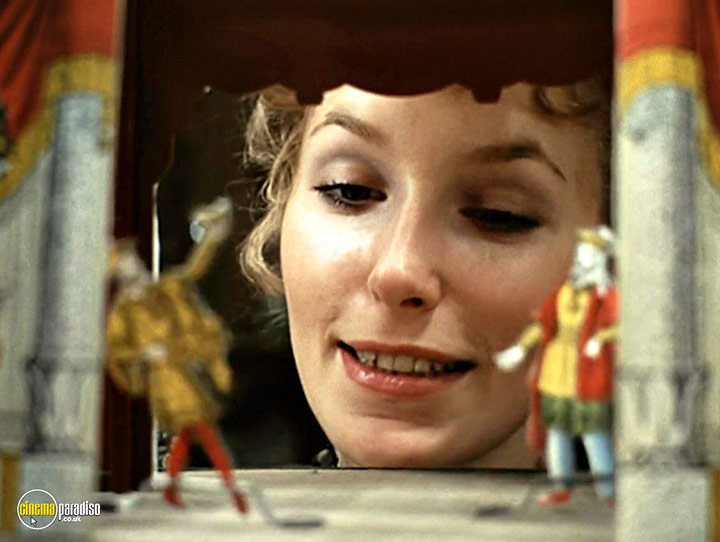 A still #17 from The Creeping Flesh (1973)
