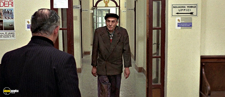 A still #28 from Confessions of a Police Captain (1971)