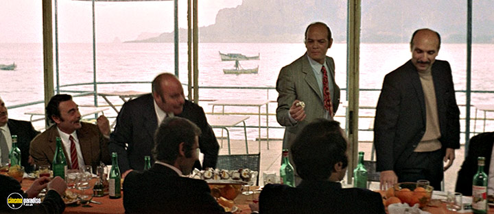 A still #31 from Confessions of a Police Captain (1971)