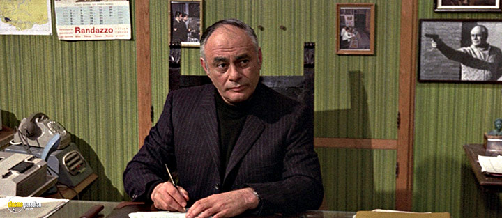 A still #83 from Confessions of a Police Captain (1971)
