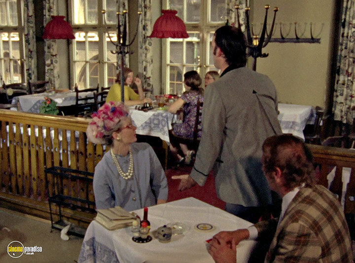 A still #17 from Monty Python's Fliegender Zirkus (1972)