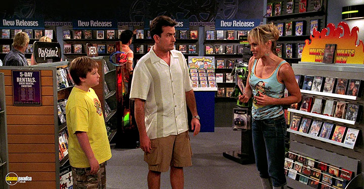 A still #9 from Two and a Half Men: Series 3 (2005)