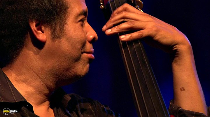 A still #8 from Return to Forever: Live at Montreux 2008 (2008)