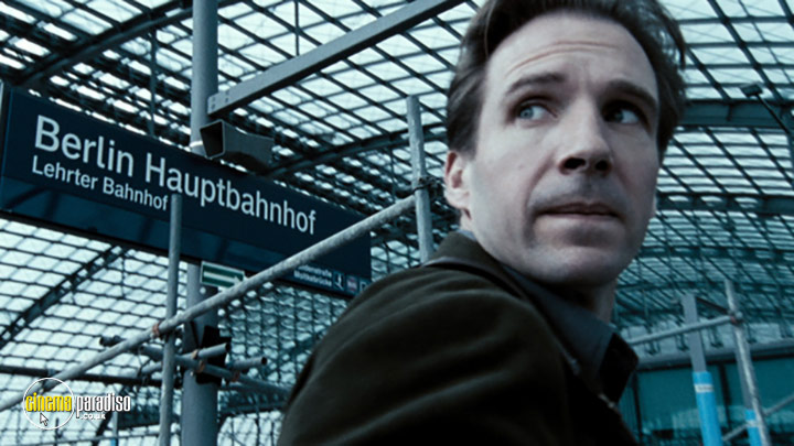 A still #21 from The Constant Gardener (2005) With Ralph Fiennes
