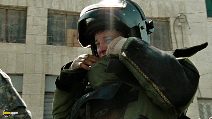 A still #2 from The Hurt Locker (2008) With Jeremy Renner
